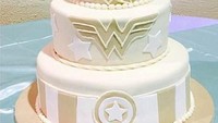Kue pengantin bertema superhero? Kenapa tidak? Ini jadi inspirasi menarik untuk pesta pernikahan. Apalagi dengan adanya hiasan berupa pasangan superhero untuk menggambarkan kedua mempelai. Foto: Istimewa