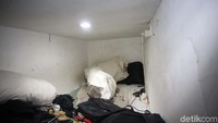 Salah satu penjaga kosan itu, mengatakan untuk kamar atas disewakan dengan harga Rp 300.000 per bulan, sementara kamar bawah disewakan Rp 400.000 per bulan.