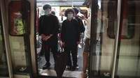 Dalam aksi terbaru pada Senin (2/9) pagi waktu setempat, sejumlah demonstran yang berpakaian serba hitam sengaja berdiri di tengah-tengah pintu kereta bawah tanah, mencegah pintu itu menutup secara otomatis. Foto: AP Photo/Jae C. Hong