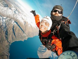 Hore! Bisa Skydiving Lagi di Selandia Baru