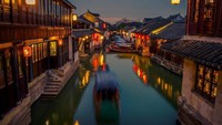 Zhouzhuang dikatakan sebagai yang tertua di China. Dibangun lebih dari 900 tahun yang lalu selama Dinasti Ming dan Qing, kota sungai yang indah ini terasa seperti museum hidup (CNN)