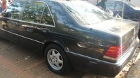 Misalnya Mercedes-Benz W140 300SEL ini. Mobil keluaran 1992 ini sudah dibekali lapisan antipeluru. Foto: Rizki Pratama 