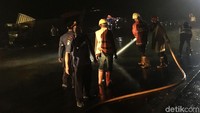 Jalan yang menjadi lokasi kecelakaan maut disemprot dengan air.