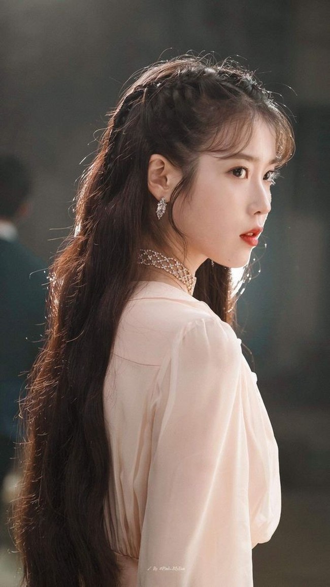 Gaya IU yang feminin di drama Korea Hotel del Luna bisa jadi inspirasi Anda saat ke pesta. Foto: Instagram/Pinterest