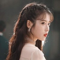 Gaya IU yang feminin di drama Korea Hotel del Luna bisa jadi inspirasi Anda saat ke pesta. Foto: Instagram/Pinterest