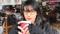 Masih dalam edisi mencicip kopi enak, Raihaanun sedang ada di Costa Coffee. Ibu dua anak ini terlihat memilih gelas kopi yang lumayan besar. Foto: Instagram raihaanun