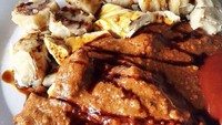 Di Pejaten ada warung makan es sekoteng dan siomay khas Bandung milik Mang Dede. Mirip seperti kedai siomay lainnya, di sini tersedia menu siomay, kol, pare, kentang hingga telur. Rasanya juga enak. Foto: Istimewa