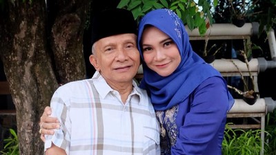 Momen Hanum Sungkem ke Amien Rais Jelang Pelantikan DPRD