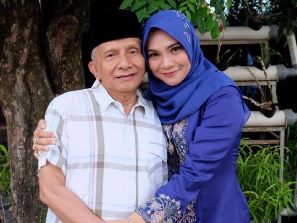 Momen Hanum Sungkem ke Amien Rais Jelang Pelantikan DPRD