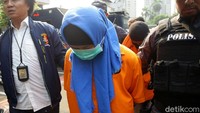 Aulia Kesuma tampak tertunduk malu saat digiring di Polda Metro Jaya, Jakarta, Senin (2/9/2019).
