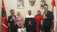 Fraksi PDIP kota Tangerang mengepalkan tangan usai Pelantikan anggota DPRD terpilih Kota Tangerang Periode 2019-2024 diwarnai dengan aksi damai kebangsaan Tangerang untuk Perdamaian Papua di gedung DPRD Kota Tangerang. Foto: dok. PDIP