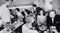 Pada tahun 1950an, banyak maskapai penerbangan yang berlomba-lomba untuk memberikan pelayanan terbaik. Salah satu Lufthansa, yang menawarkan berbagai makanan mewah untuk penumpang kelas pertama. Foto: Istimewa