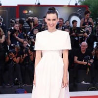 Ia lalu menyempurnakan gayanya dengan pointed heels senada serta rambut bergaya up-do yang edgy. (Foto: Getty Images)