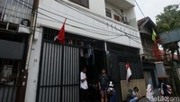 Namun, saat ditanya kepada warga sekitar, memang indekos ini cukup terkenal dan banyak yang mengincar.