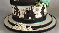 Kue pengantin bertingkat tiga ini dibuat bertema Disney dengan siluet beberapa karakter di kartun Disney. Setiap tingkatannya juga dibuat unik, miring seperti mau jauh tetapi tidak mengurangi estetikanya. Foto: Istimewa