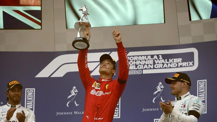 Charles Leclerc mempersembahkan kemenangan pertamanya di F1 untuk Anthoine Hubert (AP Photo/Francisco Seco) Charles Leclerc mempersembahkan kemenangan pertamanya di F1 untuk Anthoine Hubert (AP Photo/Francisco Seco)
