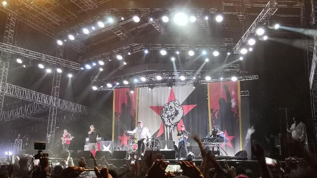 Kepalan dan Seruan Perlawanan dari Prophets of Rage