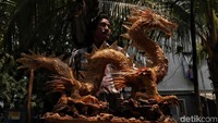 Salah satu karyanya berbentuk naga.