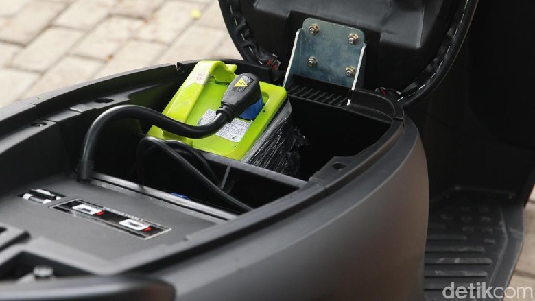 Baterai motor listrik Gesits berbobot sekitar 6-7 kg, bisa dicopot dari bodi motor dan dicas di tempat lainFoto: Ari Saputra Baterai motor listrik Gesits berbobot sekitar 6-7 kg, bisa dicopot dari bodi motor dan dicas di tempat lainFoto: Ari Saputra