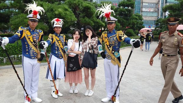 Aksi AAL menarik perhatian warga di pantai. Tak sedikir mereka yang mengajak foto bersama