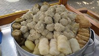  Di wilayah perkantoran Bidakara, Pancoran, ada siomay gondrong yang legendaris. Berjualan pakai sepeda atau motor, di sini siomaynya besar-besar dan disajikan hangat-hangat. Foto: Istimewa