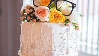 Kue ini bertema circuit board, tetapi bukan dengan warna hijau melainkan warna putih. Yang membuat lucu adalah adanya aksesoris kacamata di tingkatan paling atas. Foto: Istimewa