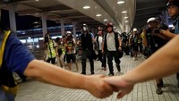 Sejumlah demonstran lain kembali beraksi dengan menargetkan layanan kereta komuter saat jam-jam sibuk pagi hari pada Senin (2/9/2019). Para demonstran berdiri di pintu kereta, mencegah pintu itu menutup secara otomatis. Anushree Fadnavis/Reuters.
