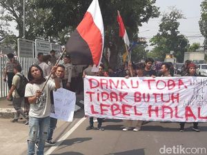 Mahasiswa Pecinta Danau Toba Aksi Tolak Wisata Halal