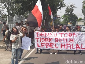 Mahasiswa Pecinta Danau Toba Aksi Tolak Wisata Halal