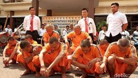 Polisi meringkus komplotan spesialis maling mesin traktor di Kabupaten Karawang, Jawa Barat. Komplotan yang berjumlah 4 orang itu kerap meresahkan petani di Karawang.