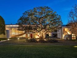 Menjelajah Mewahnya Rumah Sultan si Pendiri WhatsApp