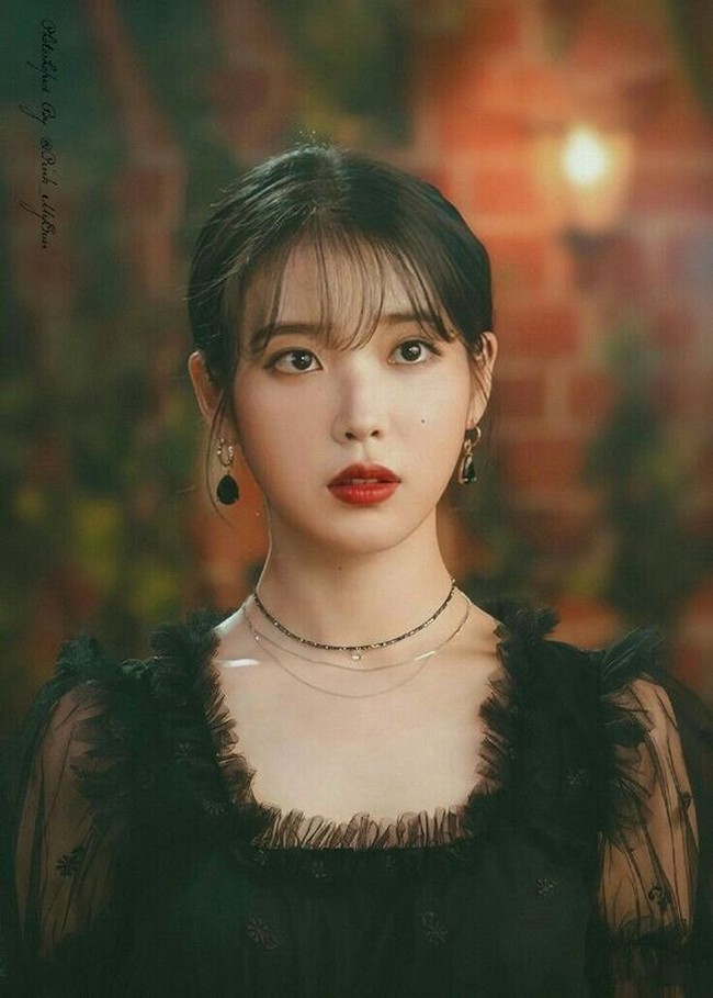 Dalam serial drama tersebut, IU berperan sebagai Jang Manwol yang merupkan pemilik Hotel del Luna. Bukan hotel sembarang, tempat itu adalah penginapan orang-orang yang sudah meninggal. Jang Manwol sendiri adalah hantu yang dikutuk untuk menjaga hotel selama 1,300 tahun. Foto: Instagram/Pinterest
