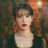 Dalam serial drama tersebut, IU berperan sebagai Jang Manwol yang merupkan pemilik Hotel del Luna. Bukan hotel sembarang, tempat itu adalah penginapan orang-orang yang sudah meninggal. Jang Manwol sendiri adalah hantu yang dikutuk untuk menjaga hotel selama 1,300 tahun. Foto: Instagram/Pinterest