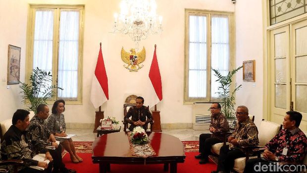 Jokowi saat menerima pansel capim KPK / 