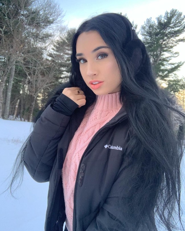 Paris Dylan menikmati gaya hidup glamour bersama pacarnya rocker senior Don McLean. Sepanjang tahun ini, model 25 tahun tersebut dilaporkan telah menghabiskan $303,000 atau sekitar Rp 4,3 miliaran untuk liburan. Foto: Instagram @parisdylan550