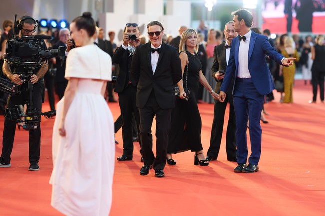 Premier film Joker di Venice Film Festival 2019, Sabtu (31/8/2019), bertaburan bintang. Selain para pemeran utama seperti Joaquin Phoenix dan Zazie Beetz, hadir pula Rooney Mara. Sang aktris bukan lain adalah tunangan Joaquin. (Foto: Getty Images)