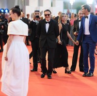 Premier film Joker di Venice Film Festival 2019, Sabtu (31/8/2019), bertaburan bintang. Selain para pemeran utama seperti Joaquin Phoenix dan Zazie Beetz, hadir pula Rooney Mara. Sang aktris bukan lain adalah tunangan Joaquin. (Foto: Getty Images)