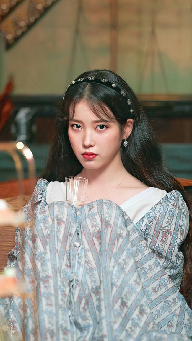 Selain dijepit atau dikepang, IU juga kerap tampil dengan bando cantik seperti ini yang bisa jadi inspirasi bergaya feminin. Foto: Instagram/Pinterest