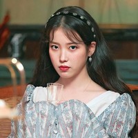 Selain dijepit atau dikepang, IU juga kerap tampil dengan bando cantik seperti ini yang bisa jadi inspirasi bergaya feminin. Foto: Instagram/Pinterest