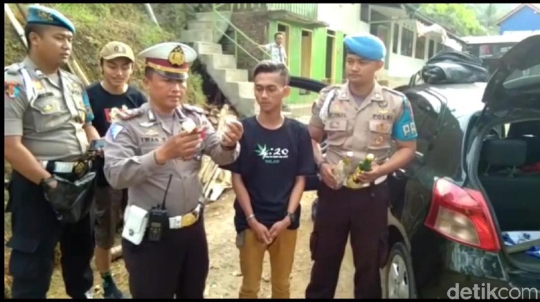 Razia Sopir Mabuk, Polisi Temukan Tembakau Gorila Hingga Kondom Razia Sopir Mabuk, Polisi Temukan Tembakau Gorila Hingga Kondom
