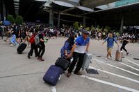Penumpang di Bandara Internasional Hong Kong terdampak massa pendemo yang menduduki bandara