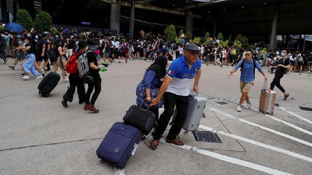 Penumpang di Bandara Internasional Hong Kong terdampak massa pendemo yang menduduki bandara