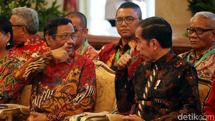 Presiden Joko Widodo meresmikan pembukaan Konferensi Hukum Tata Negara VI Tahun 2019 di Istana Negara, Jakarta, Senin (02/09/2019).
Dalam kesempatan itu, Presiden Jokowi duduk berdampingan dengan Ketua Umum Asosiasi Pengajar Hukum Tata Negara dan Hukum Administrasi Negara (APHTN-HAN) Mahfud MD.