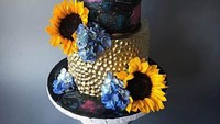 Berbeda dari yang lain, kue pengantin ini terbilang unik dengan hiasan bunga matahari di setiap tingkatan, dan bertema galaxy pada tingkatan teratas. Semakin mewah dengan hiasan biru di atasnya. Foto: Istimewa