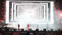 Westlife juga sempat memanggil salah satu penonton untuk naik panggung. Foto: dok. Rajawali Indonesia