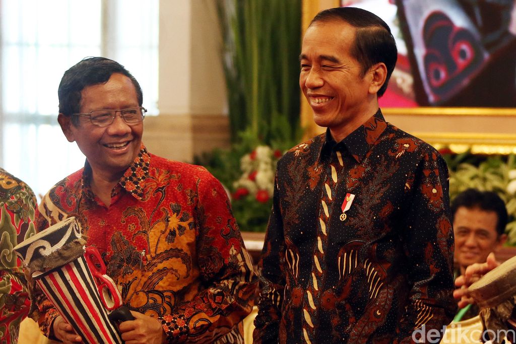 Presiden Joko Widodo meresmikan pembukaan Konferensi Hukum Tata Negara VI Tahun 2019 di Istana Negara, Jakarta, Senin (02/09/2019).Dalam kesempatan itu, Presiden Jokowi duduk berdampingan dengan Ketua Umum Asosiasi Pengajar Hukum Tata Negara dan Hukum Administrasi Negara (APHTN-HAN) Mahfud MD.