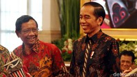Keduanya pun tampak terus mengumbar senyum dan tawa saat berbincang ringan.