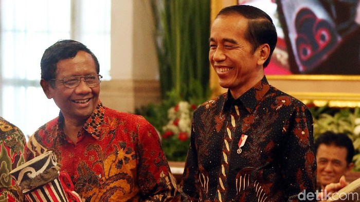 Presiden Joko Widodo meresmikan pembukaan Konferensi Hukum Tata Negara VI Tahun 2019 di Istana Negara, Jakarta, Senin (02/09/2019).
Dalam kesempatan itu, Presiden Jokowi duduk berdampingan dengan Ketua Umum Asosiasi Pengajar Hukum Tata Negara dan Hukum Administrasi Negara (APHTN-HAN) Mahfud MD.