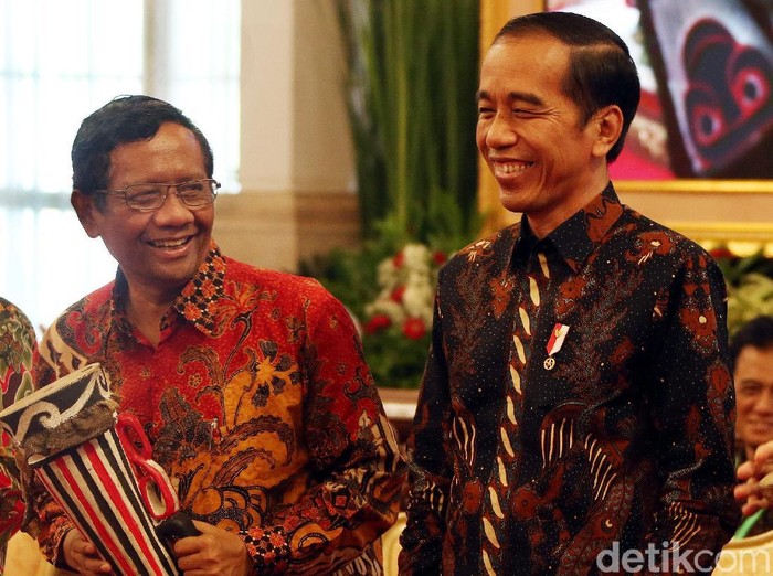 Presiden Joko Widodo meresmikan pembukaan Konferensi Hukum Tata Negara VI Tahun 2019 di Istana Negara, Jakarta, Senin (02/09/2019).
Dalam kesempatan itu, Presiden Jokowi duduk berdampingan dengan Ketua Umum Asosiasi Pengajar Hukum Tata Negara dan Hukum Administrasi Negara (APHTN-HAN) Mahfud MD.