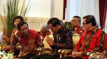 Ekspresi Jokowi Saat Berdampingan dengan Mahfud MD